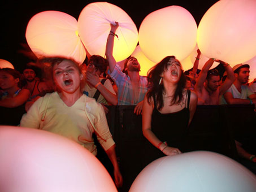 PageImage-498094-2522781-03_crowd_glowballspghorizontalWWW.png